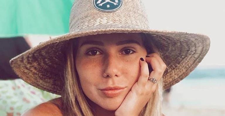 Carol Portaluppi, filha de Renato Gaúcho, posa de biquíni e reflete: ”De perto, ninguém é normal”