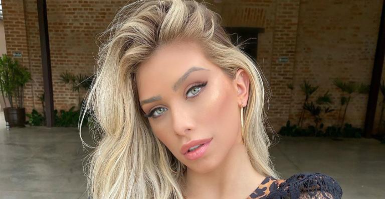 Flavia Pavanelli posa em jatinho com as amigas e questiona: ”Qual o seu mood Flavia de hoje?”