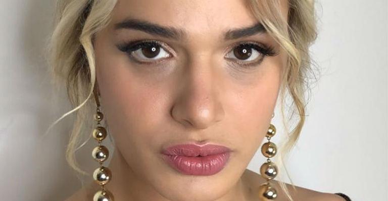 Solteira, Glamour Garcia curte noitada e surge agarrada com homem nu