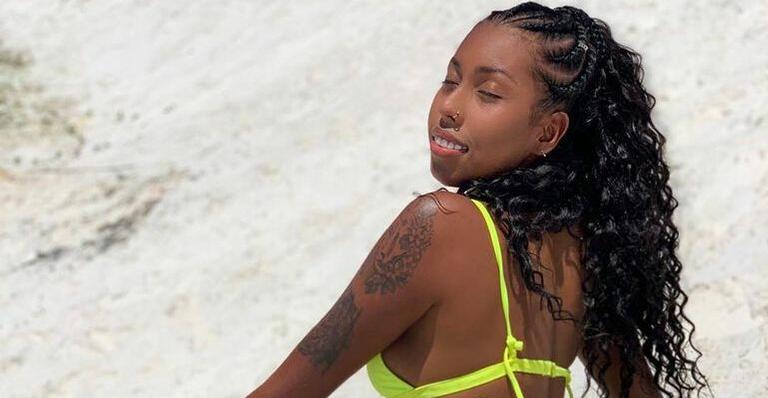 Irmã de Gracyanne Barbosa tira o biquíni em clique e para tudo