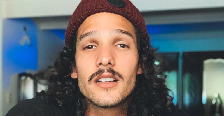 Sensual! João Zoli surge só de toalha e quase mostra demais