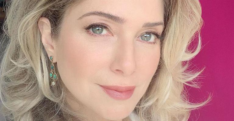 Leticia Spiller eleva a temperatura ao posar sensualizando de maiô branco