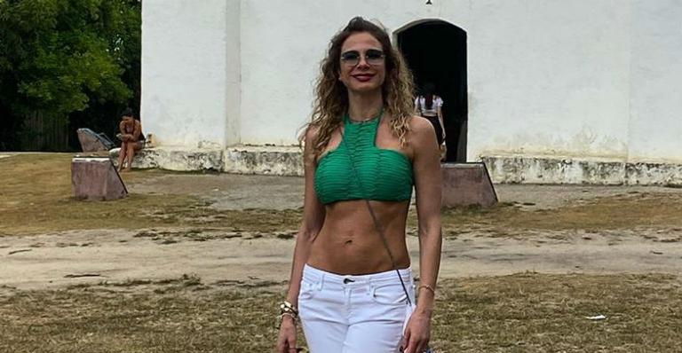 Luciana Gimenez deixa os seguidores boquiabertos ao aparecer sensualizando com o dedo na boca