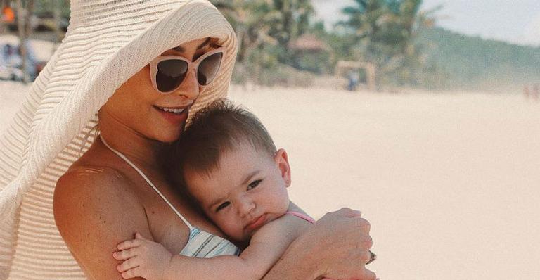 Sabrina Sato explode o fofurômetro ao mostrar a filha brincando toda sorridente em cama elástica