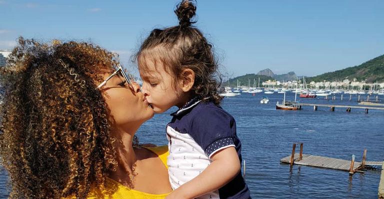 Sheron Menezzes compartilha foto inusitada com o filho e se declara: ”Meus passos guiarão os seus”