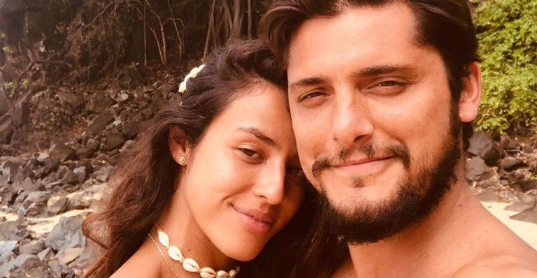 Yanna Lavigne aparece dando beijão no marido, Bruno Gissoni, em foto tirada em Fernando de Noronha