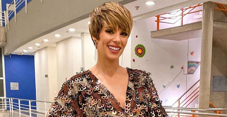 Ana Furtado relembra carnaval com registro da infância: ”Tbt bem carnavalesco”
