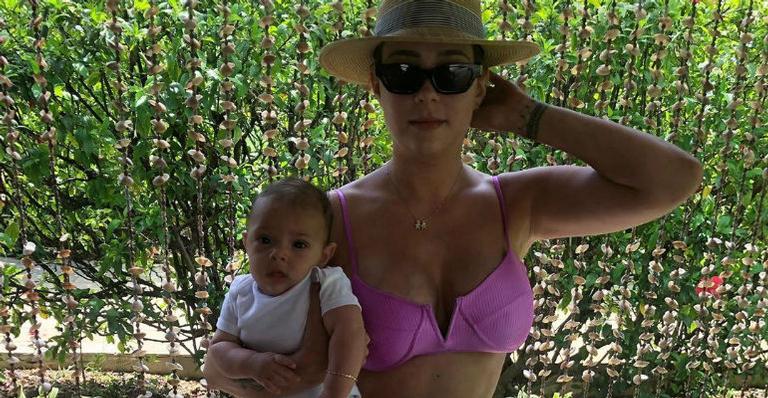 Ca Dantas flagra o caçula, Valentin, passeando no carrinho e caindo de sono: ”Dormindo acordado”