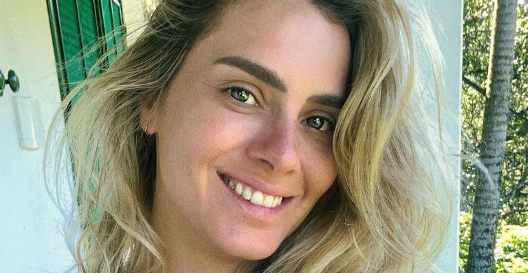 Carolina Dieckmann compartilha foto antiga com franja e cabelo platinado e arranca elogios nas redes