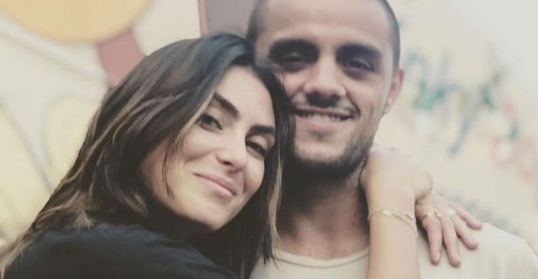 Felipe Simas mostra ultrassom da esposa ao lado da filha e encanta seguidores