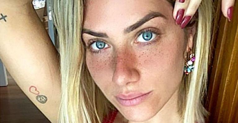 Giovanna Ewbank compartilha lembrança usando look inteiro cor de rosa e brinca: ”Bem Barbiezinha”