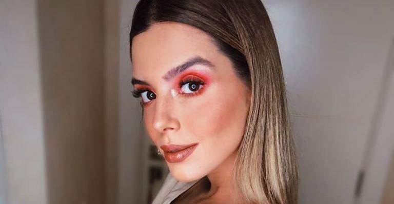 Giovanna Lancellotti arranca suspiros na web ao aparecer de biquíni neon em cortina de conchinhas