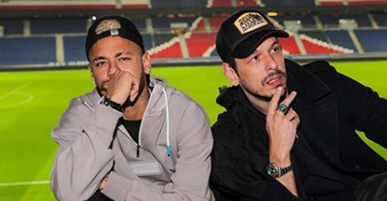 João Vicente de Castro posa com Neymar Jr. em Paris: ”Gênio”