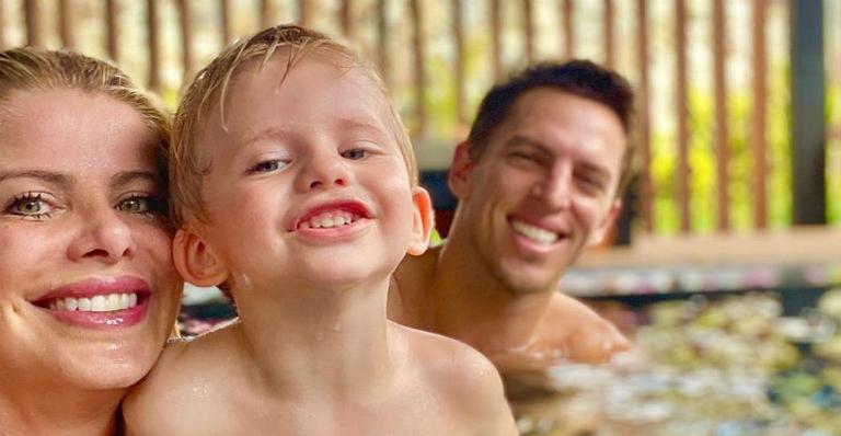 Karina Bacchi encanta ao aparecer com Amaury Nunes e Enrico curtindo o dia na piscina
