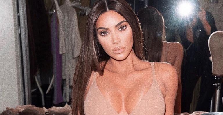 Após repercussão sobre conteúdo de sua geladeira, Kim Kardashian exibe cozinha gigantesca