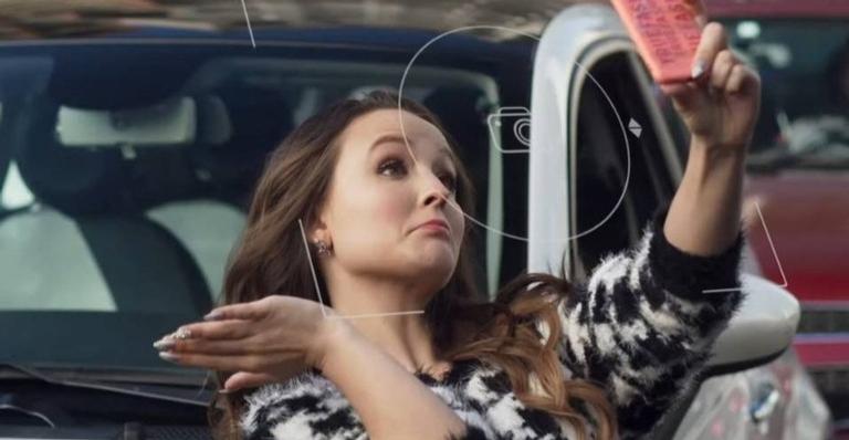 Larissa Manoela é uma influenciadora digital famosa no primeiro trailer do filme ‘Modo Avião’