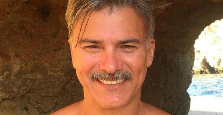 Leonardo Vieira surge descamisado em foto da juventude e arranca suspiros dos internautas