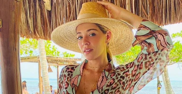 Luma Costa surge de maiô tie-dye e arranca elogios dos seus seguidores: ”Perfeita”