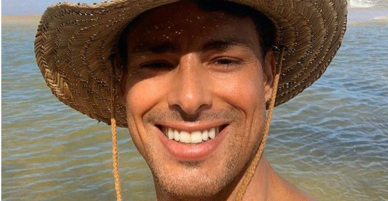 De férias, Cauã Reymond posa na praia e agradece dias bons: ”Tudo azul por aqui”