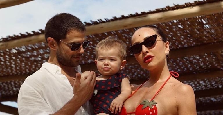 Sabrina Sato encanta seguidores com clique de sua filha: ”Zoe e suas dobrinhas na perna”