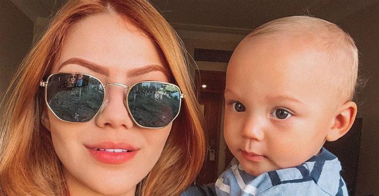 Bem sorridente, Sarah Poncio encanta ao aparecer ao lado do filho caçula, João