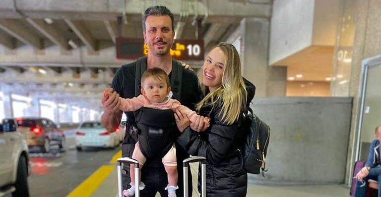 Thaeme Mariôto faz viagem internacional com a filha e o marido