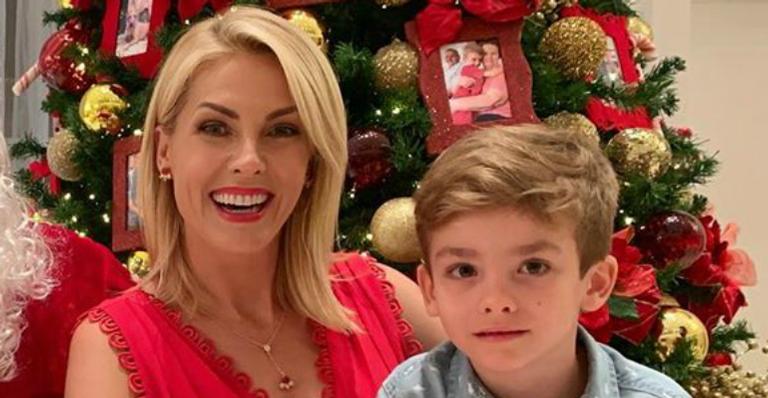 Ana Hickmann aproveita férias com o filho, Alexandre, e encanta web
