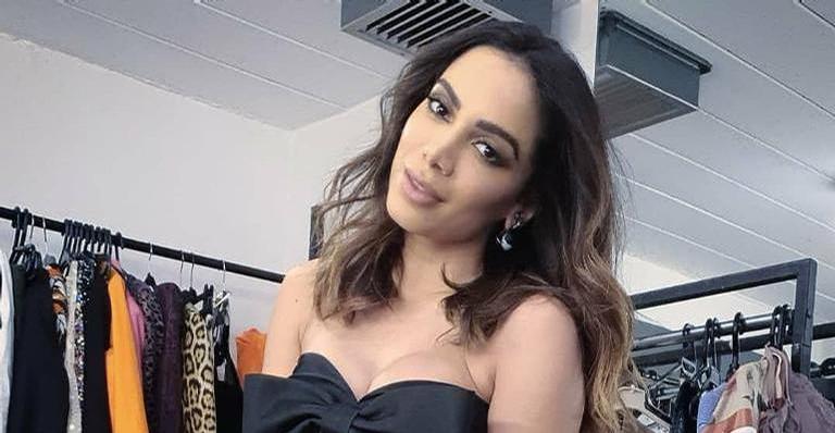 Anitta aparece na praia usando boné do Flamengo e não perde a piadinha: ”Esqueci o meu em casa”