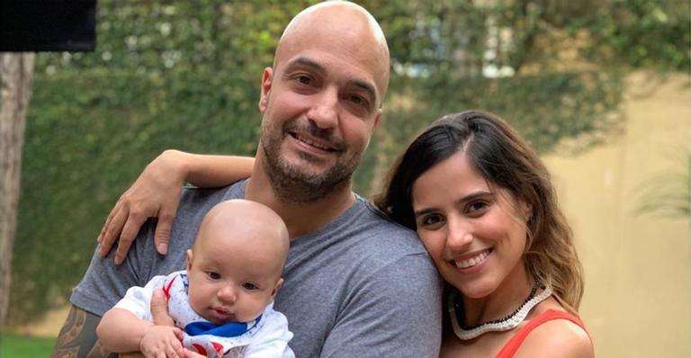 Camilla Camargo posa ao lado do marido e do filho, Joaquim: ”Vida”