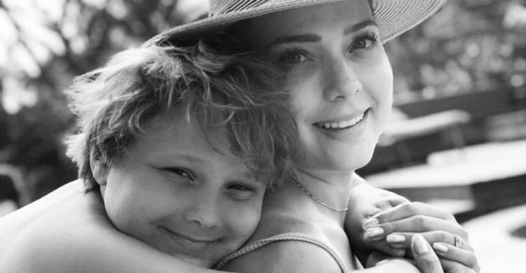 Carol Dantas posta clique do primogênito, Davi Lucca, de ponta cabeça e mandando um beijo para ela