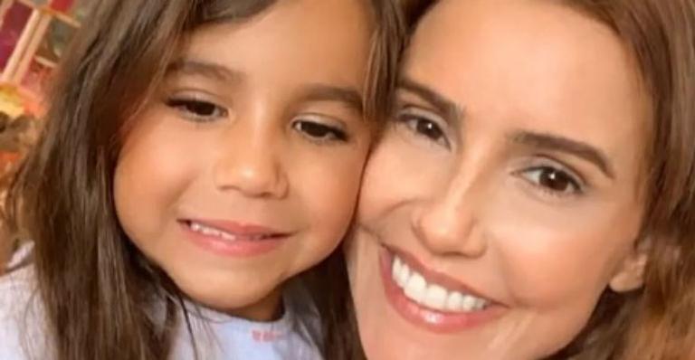 Deborah Secco aproveita a sexta-feira e aparece nas redes fazendo caretas com a filha, Maria Flor