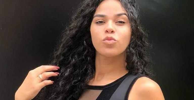 Ex-BBB Elana Valenaria surpreende web com clique sensual em biquíni vermelho: ”Zero defeitos!”