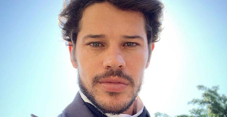 Descamisado, José Loreto eleva a temperatura em clique sensual durante passeio na praia