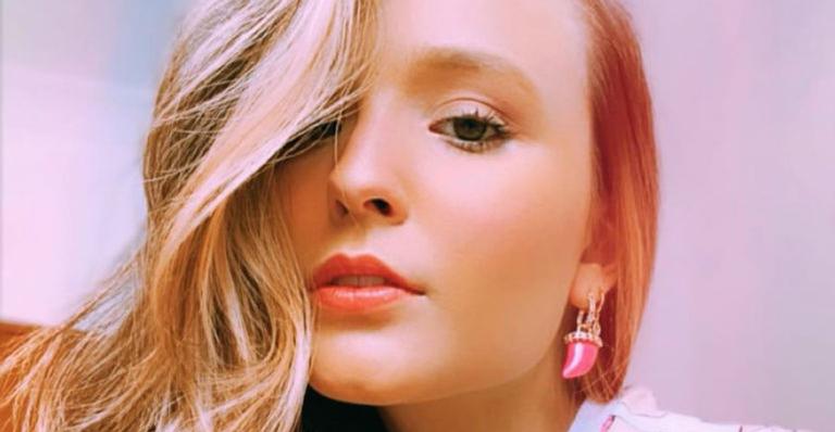 Larissa Manoela veste biquíni roxo de bolinhas e aproveita para mandar um beijo para a sexta-feira