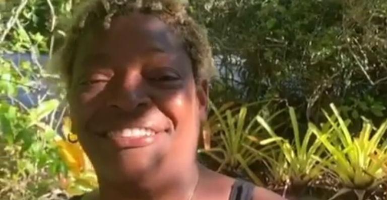 Mart’nália arranca gargalhadas em vídeo com um copo de bebida em cada mão em Caraíva, na Bahia