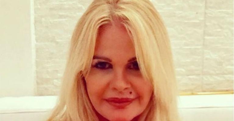 Monique Evans posa ao lado da namorada em festa badalada: ”Casalzão”