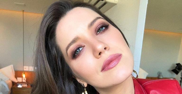 Nathalia Dill surge de cara lavada na praia e internautas elogiam beleza