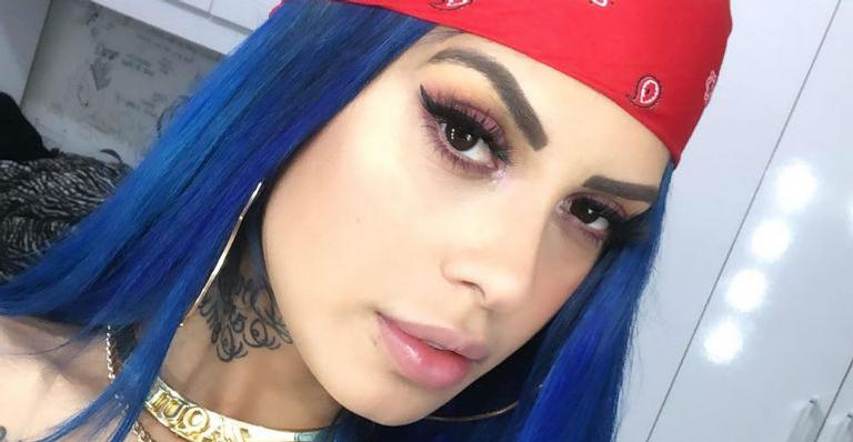 Nua, Tati Zaqui sensualiza com cortina e chama atenção dos internautas