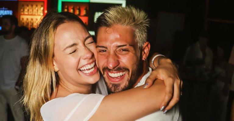 Vinícius Martinez, marido de Ca Dantas, aparece dando sorrisão e desabafa: ”Feliz pra cachorro”