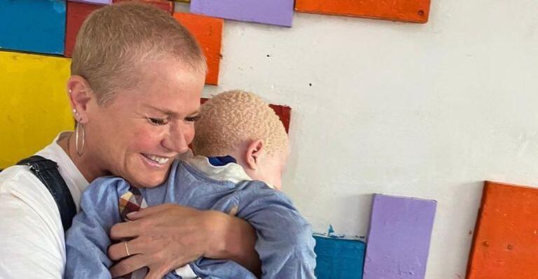 Na Angola, Xuxa Meneghel encanta ao surgir brincando com garoto albino