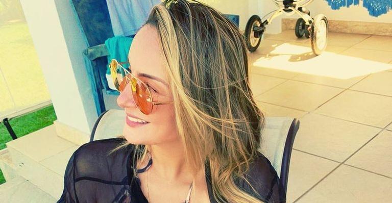 Claudia Leitte encanta ao surgir amamentando a filha