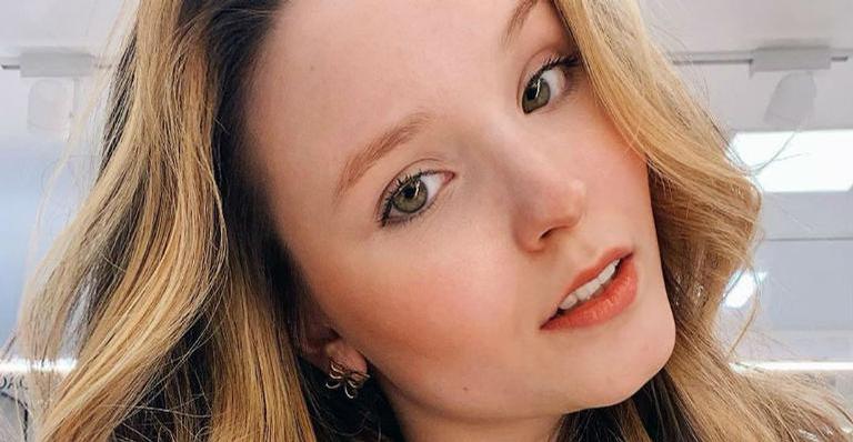Larissa Manoela surge ruiva nas redes sociais e beleza deixa fãs de queixo caído!