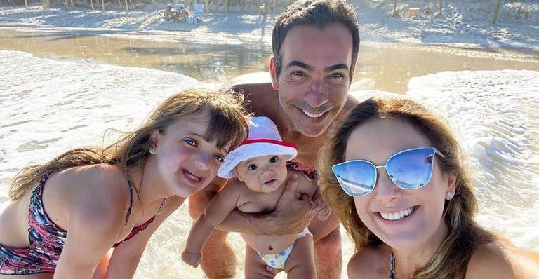 De férias na Bahia, filha caçula de Ticiane Pinheiro vai pela primeira vez à praia