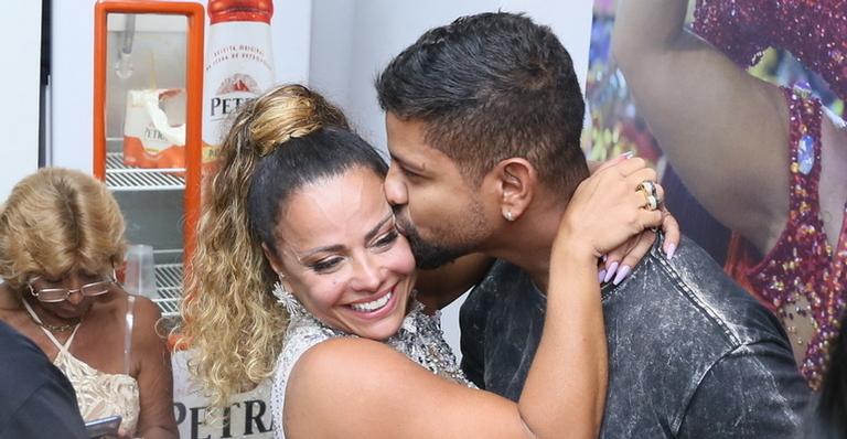 Viviane Araújo e o namorado surgem em clima de romance em ensaio do Salgueiro