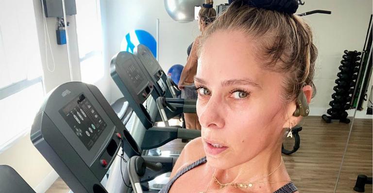 Adriane Galisteu aproveita o frio de Nova Iorque e faz malhação: ”Esquentando o corpitcho”