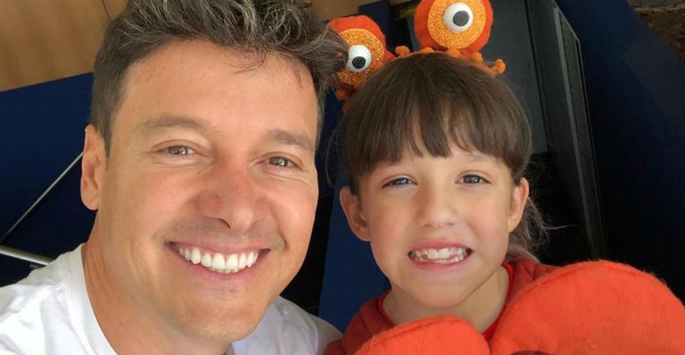 Rodrigo Faro faz brincadeira ao lado da filha e se diverte: ”A gente faz tudo por nossos filhos”