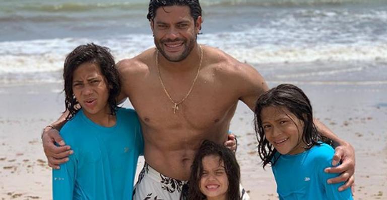 Após polêmica, Hulk se declara aos filhos e alfineta: ”Opiniões públicas? Eles não me conhecem”