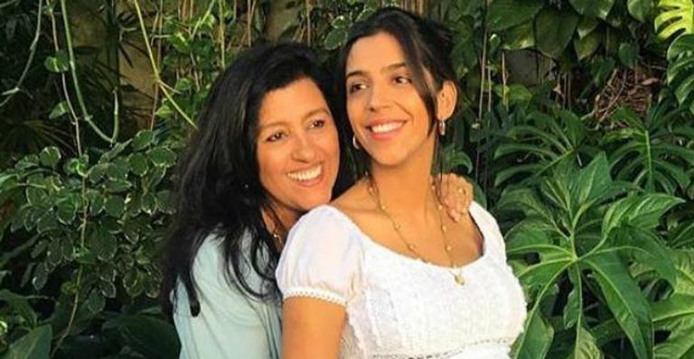 Regina Casé aproveita domingo ao lado da filha e se declara: ”Tempinho só nós duas”