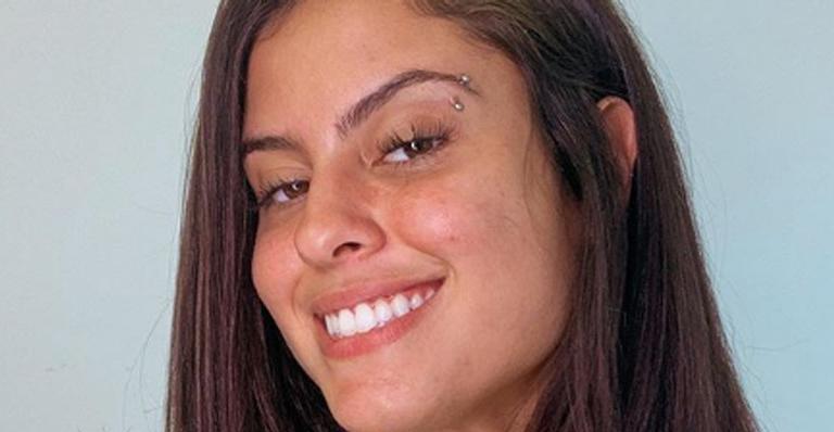 Ex-BBB Hana Khalil passa mal após beber água contaminada e alerta