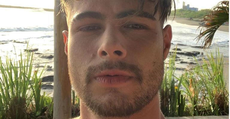 Rafa Vitti deixa fãs de boca aberta ao posar com cobra enrolada no pescoço